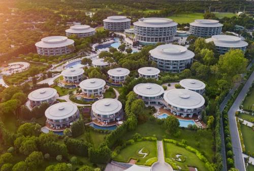 een overzicht van een groep gebouwen bij Calista Luxury Resort in Belek