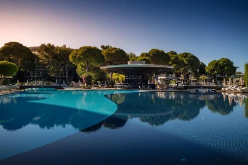 Swimmingpoolen hos eller tæt på Calista Luxury Resort