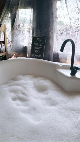 a bath tub filled with snow next to a window at Yalova Kasaba Bungalov in Çınarcık