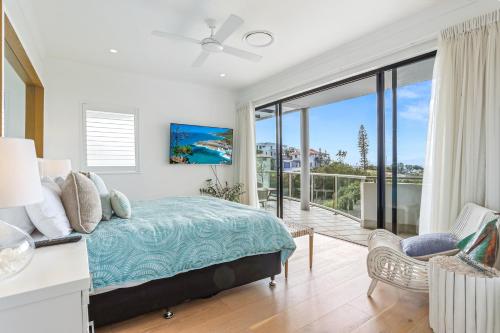 a bedroom with a bed and a large window at Penthouse luxe, Sunrise Beach in Sunrise Beach