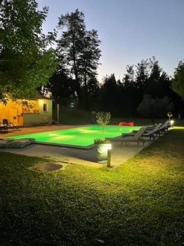 un parc avec une lumière verte dans l'herbe dans l'établissement Mas de Barthe Avignon, Ile de la Barthelasse, à Avignon