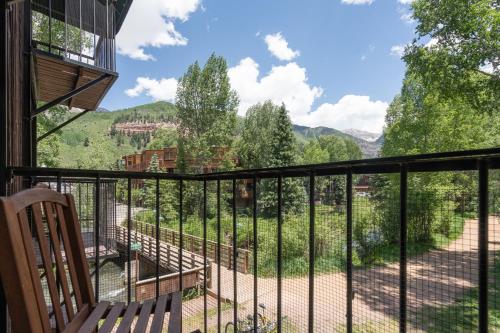 einen Balkon mit Bergblick in der Unterkunft Manitou Lodge 6 Hotel Room in Telluride