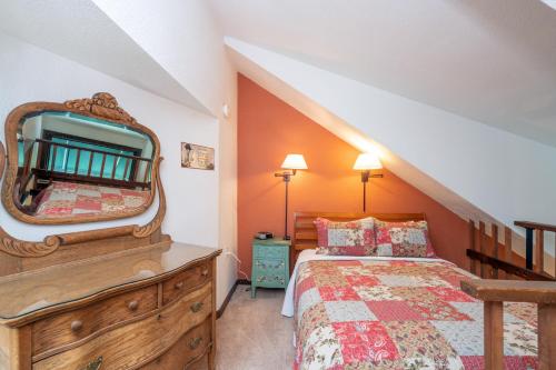 1 dormitorio con cama y tocador con espejo en Manitou Lodge 8 Hotel Room, en Telluride
