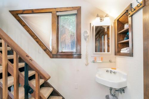 ein Badezimmer mit einem Waschbecken und einer Treppe in der Unterkunft Manitou Lodge 11 Hotel Room in Telluride