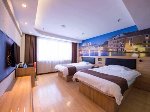輝南にあるThank Inn Plus Hotel International Resortのベッド2台が備わる客室で、壁には絵画が飾られています。