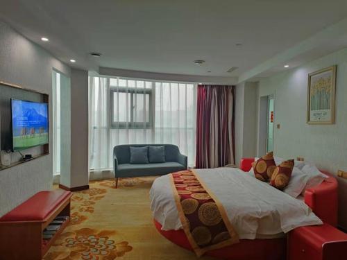 Habitación de hotel con cama grande y sofá en Thank Inn Plus Hotel Henan Luoyan Yanshi Luosheng Building, en Yanshi