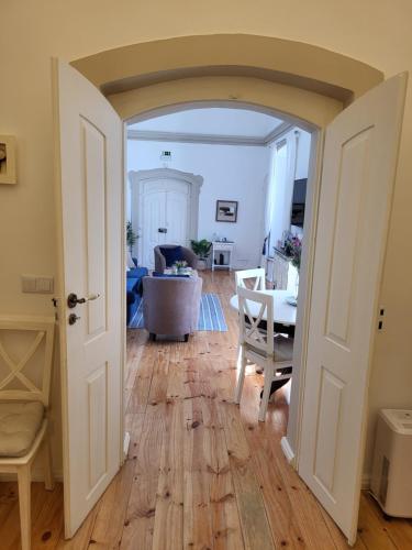 an open door into a living room with a table at Casa do Povo in Elvas