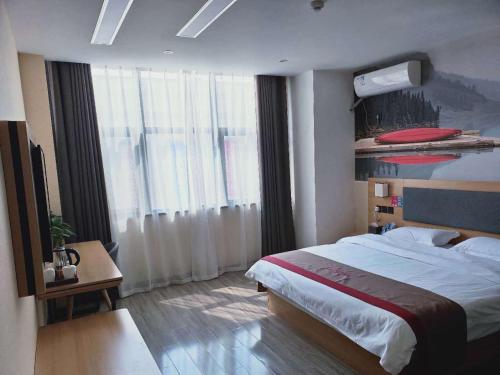 1 dormitorio con cama grande y ventana grande en Thank Inn Chain Hotel Anhui Bengbu South Railway Station en Bengbu