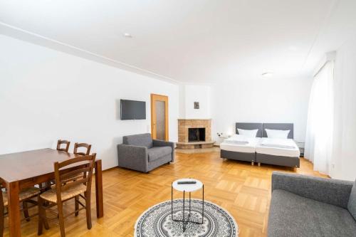 ein Wohnzimmer mit einem Bett und einem Esszimmer in der Unterkunft Bamberg Inn in Hallstadt