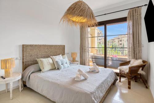 um quarto com uma cama e uma grande janela em Villa Gadea 7-2 em Altea