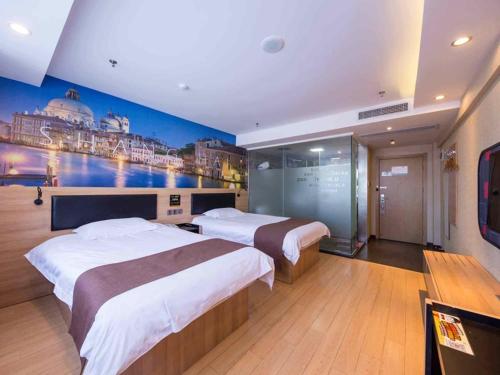 輝南にあるThank Inn Plus Hotel International Resortのベッド2台が備わる客室で、壁には絵画が飾られています。