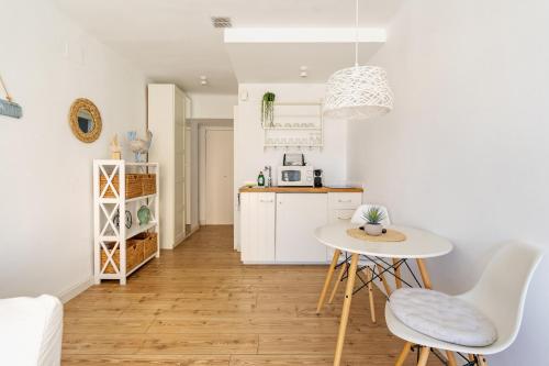 a kitchen and dining room with a table and chairs at Apartamento Welcs EMP 054 Cerca del Mar in Empuriabrava