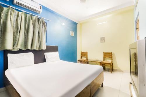 um quarto com uma cama, uma mesa e cadeiras em OYO Flagship Hotel Digantika em Bālugān
