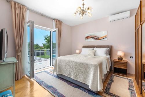 1 dormitorio con 1 cama y puerta corredera de cristal en Holiday Home Endi en Lozovac