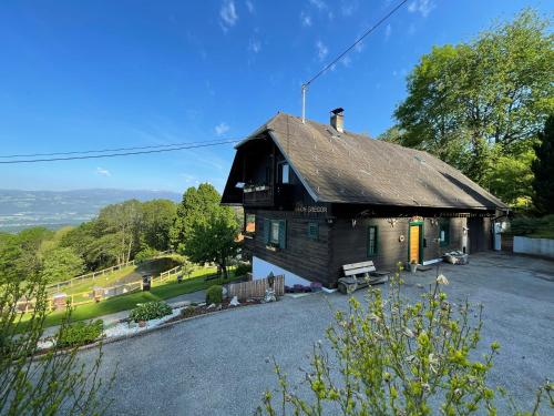 Una casa vieja con un pájaro encima. en Ferienhütte Simon Gregor, en Eitweg