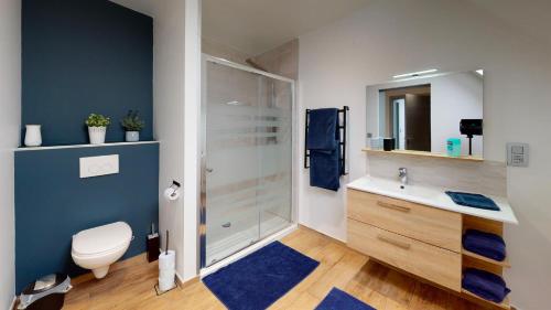 een badkamer met een douche, een toilet en een wastafel bij Au Petit Canteleu - Bed & Breakfast in Beloeil