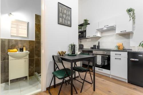 cocina con mesa pequeña y fregadero en Green Goblin Apartment with FREE PRIVATE PARKING en Budapest