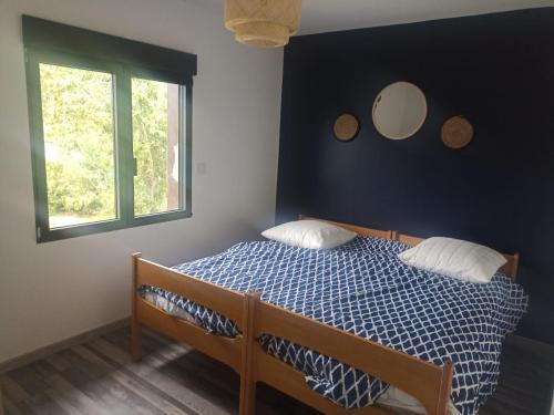 - une chambre avec un lit avec deux oreillers et une fenêtre dans l'établissement apatam, à Petit-Berneval