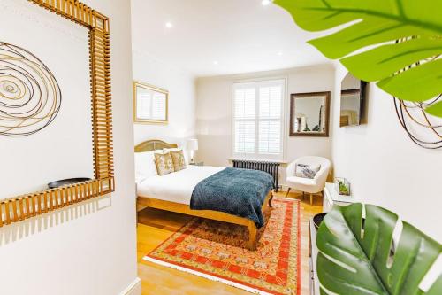 een slaapkamer met een bed en een spiegel bij The Balcony in Ramsgate