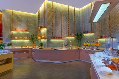 芭东海滩Holiday Inn Resort Phuket, an IHG Hotel的餐厅设有大型厨房,提供自助餐