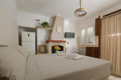 een slaapkamer met een bed en een open haard bij VILLA ALFONSINA in Uggiano la Chiesa