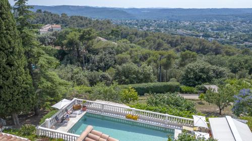 une image d'une piscine dans l'arrière-cour d'une maison dans l'établissement Bastide les 3 Portes, à Saint-Paul-de-Vence