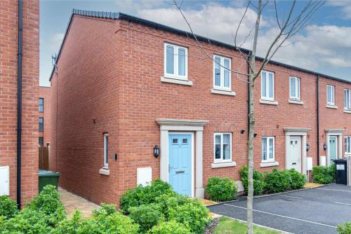 a red brick building with a blue door at Saxelbye House - Cosy 3 Bed Home near City Centre in Derby