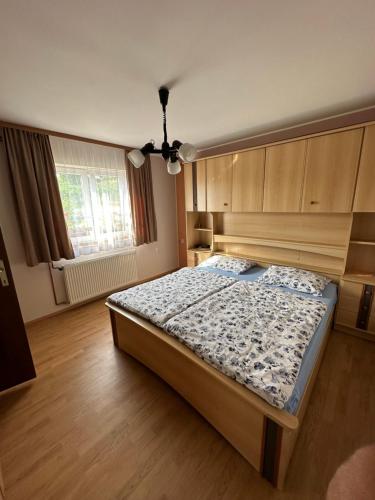 um quarto com uma cama grande num quarto em Apartma Zeleni Raj em Ptuj