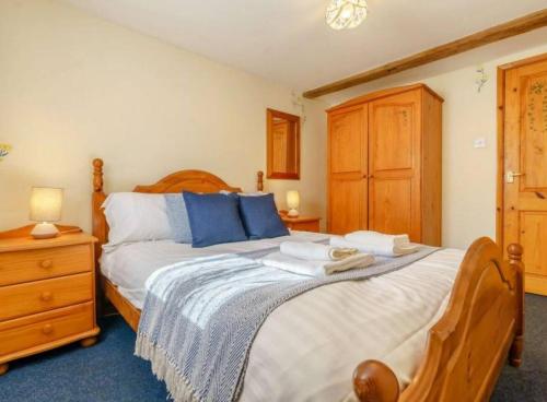 1 dormitorio con 1 cama con sábanas azules y blancas en Tawny cottage w pool and enclosed garden en Pickering