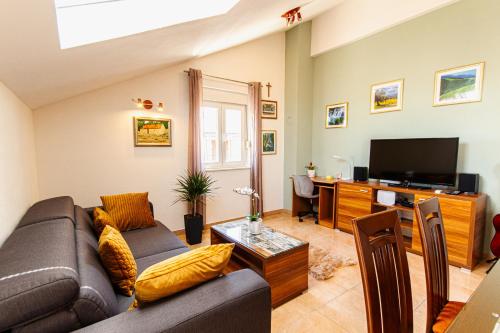 Spacious sea view apartment near Marjan & Beach