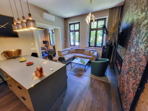 uma sala de estar com um sofá e uma mesa em LIKE HOME 2 Sauna,Jacuzzi & Spa em Świdnica