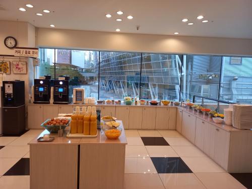 uma grande cozinha com um balcão com frutas em Toyoko Inn Busan Station No.1 em Busan