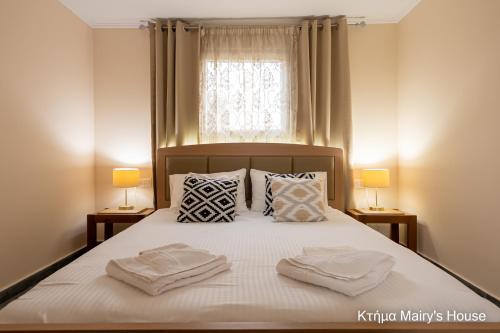 a bedroom with a bed with two towels on it at Κτήμα Mairy΄s House in Flogita