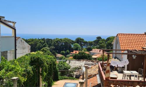 vistas a la ciudad desde el balcón de una casa en Apartment Solvit, en Dubrovnik