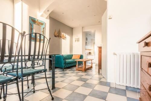 un salon avec un canapé, une table et des chaises dans l'établissement maison jardin terrasse parking gratuit autour de la maison, au Tréport