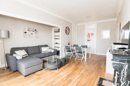 un salon avec un canapé et une table dans l'établissement Le Devosge, à Dijon