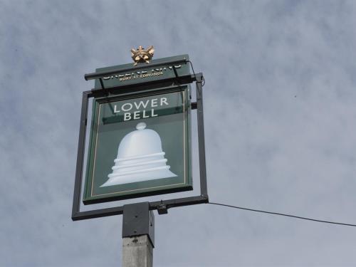 Znak, który mówi dolny dzwonek na słupie w obiekcie Lower Bell w mieście Aylesford