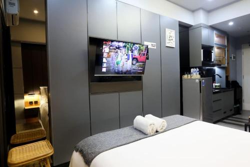 Postel nebo postele na pokoji v ubytování Amandalu at Orchard apartemen