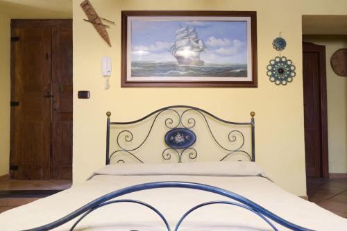 um quarto com uma cama com uma fotografia de um navio em Suggestivo Loft in Centro em Milis