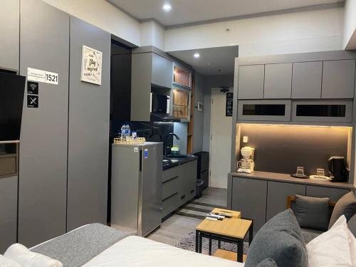 Kuchyň nebo kuchyňský kout v ubytování Amandalu at Orchard apartemen