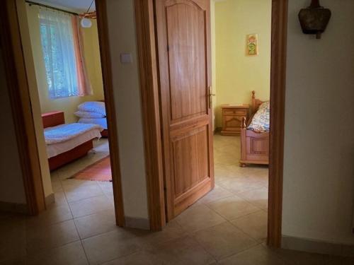 Drzwi do pokoju z sypialnią w obiekcie Ignaszówka 123 w mieście Radawa
