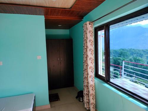 Gupta KāshiにあるShree Neelkanth Resortの景色を望む窓付きの客室です。