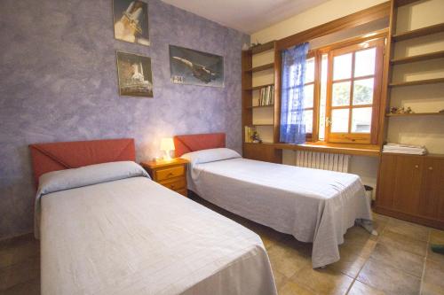 um quarto com duas camas e uma janela em Catalunya Casas Private paradise - hop, skip or jump to Barcelona! em Cervelló
