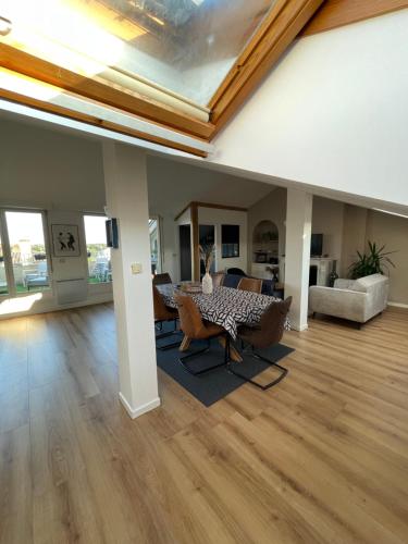 un salon avec une table et des chaises dans l'établissement Grand Appartement Hypercentre avec Terrasse et Parking, à Poitiers