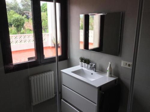 a bathroom with a sink and a mirror at Lar do Pazo in Barro