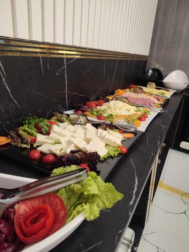 eine Reihe von Tellern mit Lebensmitteln auf einem Tisch in der Unterkunft Hotel California in Istanbul