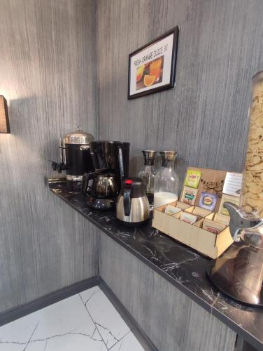 eine Theke in einem Hotelzimmer mit Essen darauf in der Unterkunft Hotel California in Istanbul