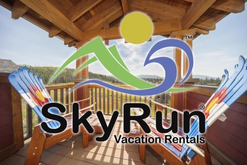 znak dla huśtawki bieg na ganku z dwoma krzesłami w obiekcie Cozens Pointe B-301 condo w mieście Fraser