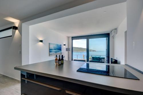 een keuken met een aanrecht met uitzicht op de oceaan bij Sea Wave Apartment in Kruče