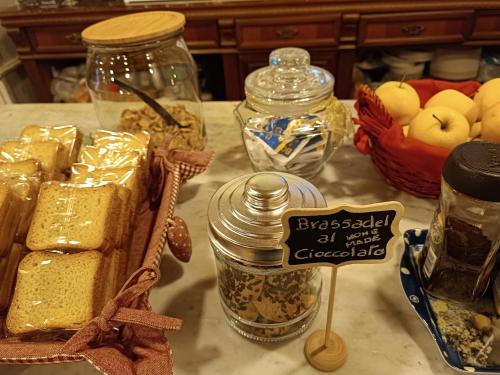 a table with jars of food and a sign on it at Fattoria Branciana in Rossena